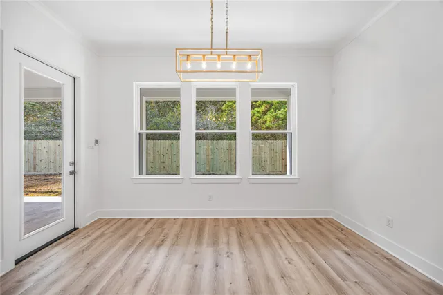 a large kitchen with kitchen island a large island in it