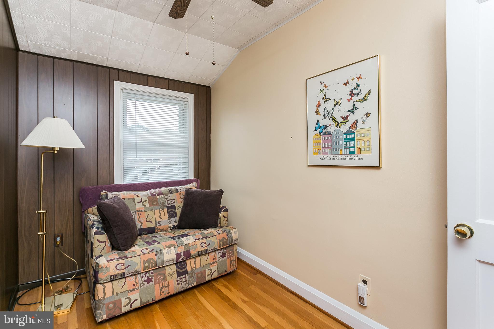 1000 Arncliffe Road Baltimore, MD 21221 - Photo 24 of 36 a living room with furniture and a window