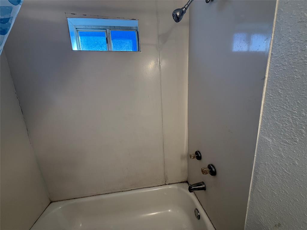 2912 Frazier Street Dallas, TX 75210 - Photo 13 of 36 a bathroom with a tub