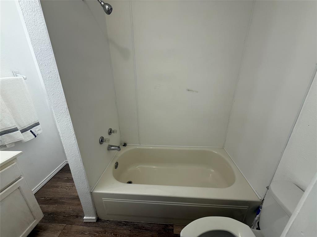 2912 Frazier Street Dallas, TX 75210 - Photo 22 of 36 a bathroom with a bathtub