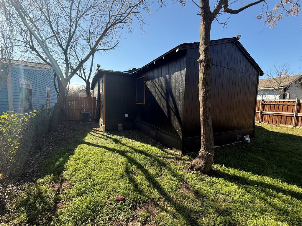 2912 Frazier Street Dallas, TX 75210 - Photo 32 of 36 a backyard of a house