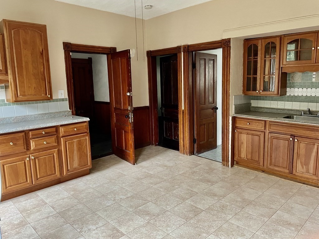 2 Vernon St Place Worcester, MA 01607 - Photo 3 of 10 Gallery Image 3