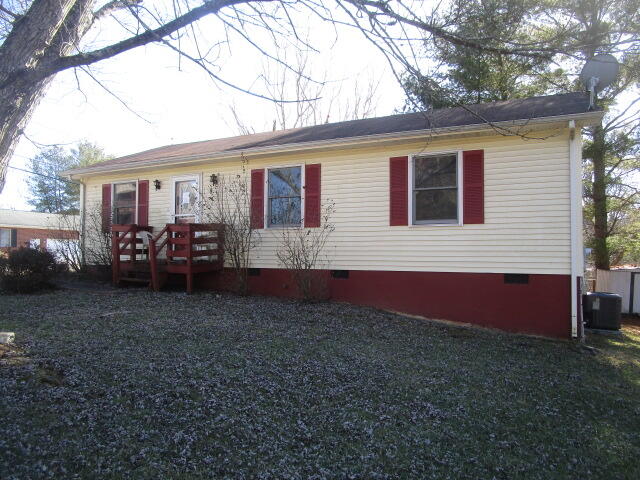 201 Alum Springs Road Lexington, VA 24450 - Photo 2 of 15 IMG_7782