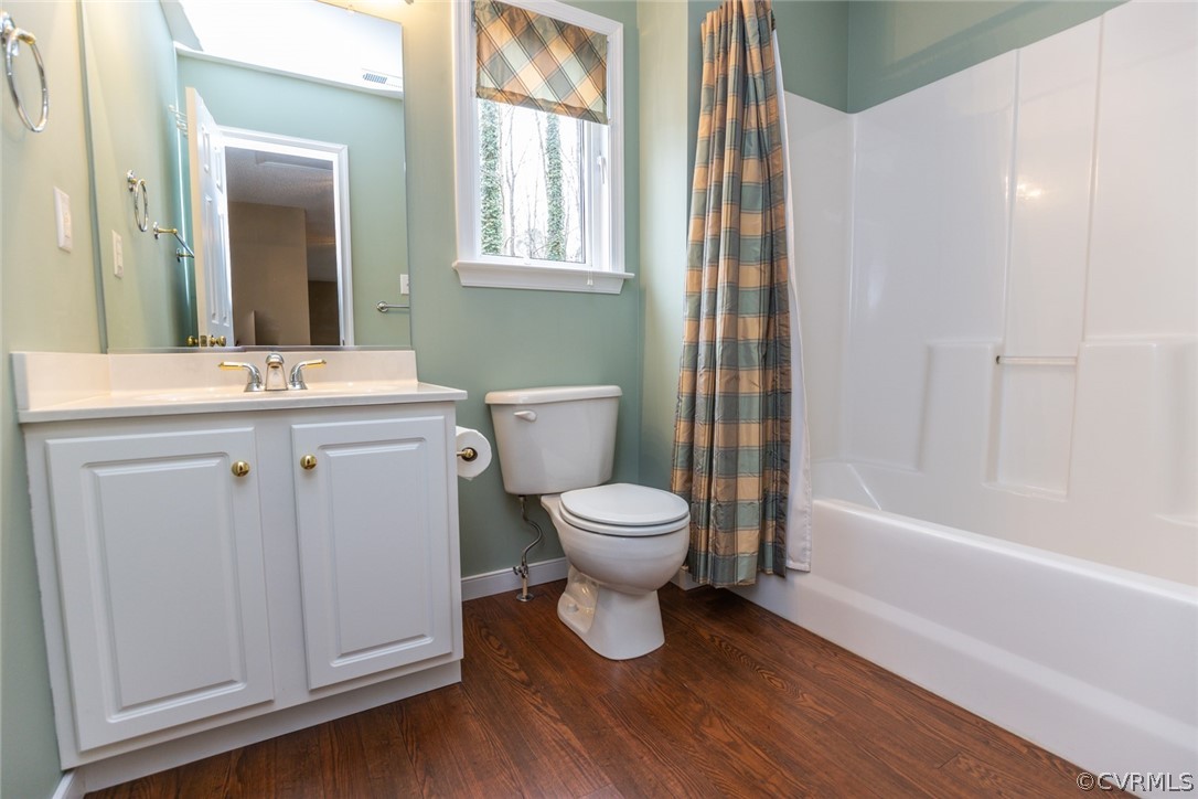 14009 Harbour Pointe Road Midlothian, VA 23112 - Photo 27 of 50 2nd floor guest bath with laminant flooring, tub/s