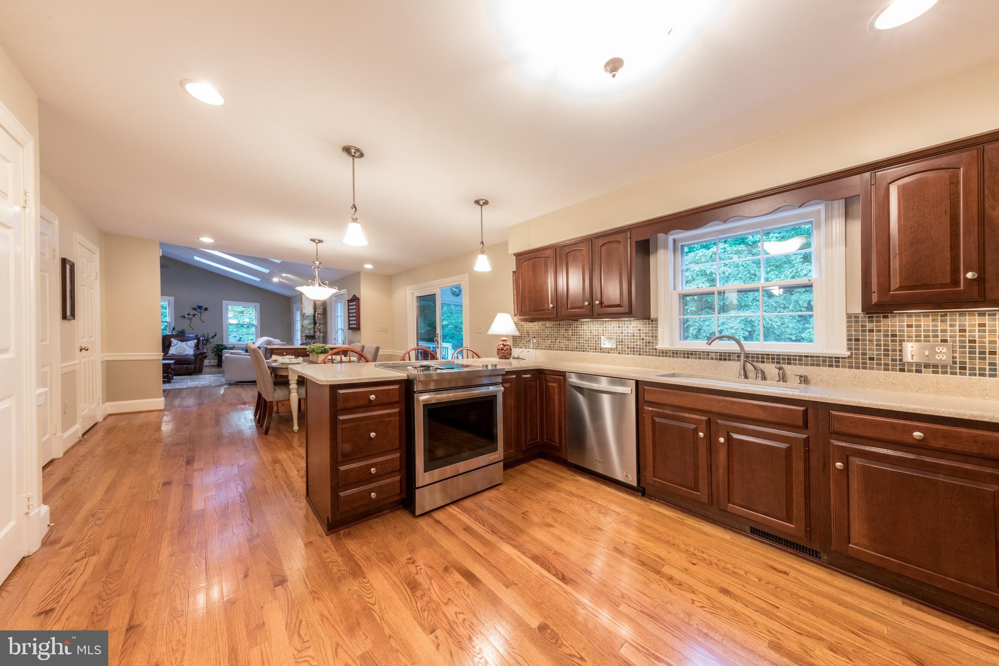 6040 Chapman Road Lorton, VA 22079 - Photo 19 of 58 Large kitchen with new stainless steel appliances!