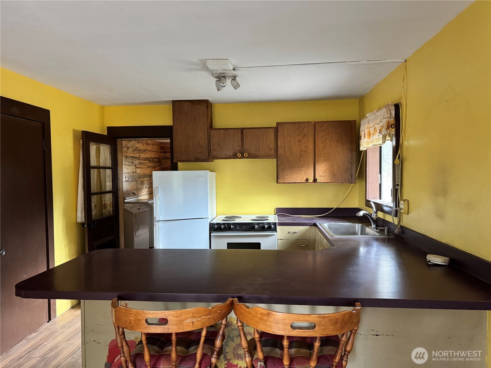 13 Rope And Saddle Lane Tonasket, WA 98855 - Photo 3 of 28 a kitchen with table and chairs