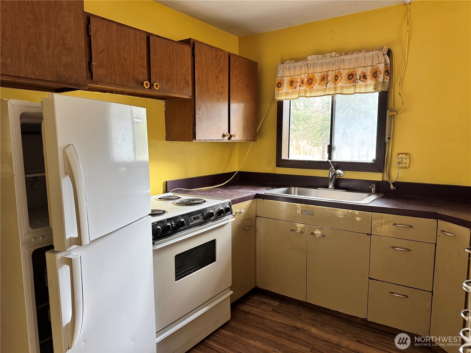 13 Rope And Saddle Lane Tonasket, WA 98855 - Photo 4 of 28 a kitchen with a sink a refrigerator and window
