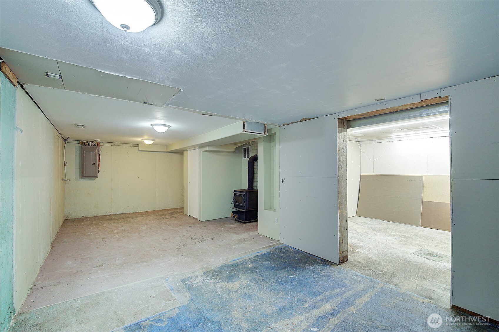 35814 11th Avenue Southwest Federal Way, WA 98023 - Photo 20 of 24 an empty room with closet and a bathroom