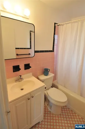 $1,900 | 237 Martha Avenue, Elmwood Park, NJ 07407