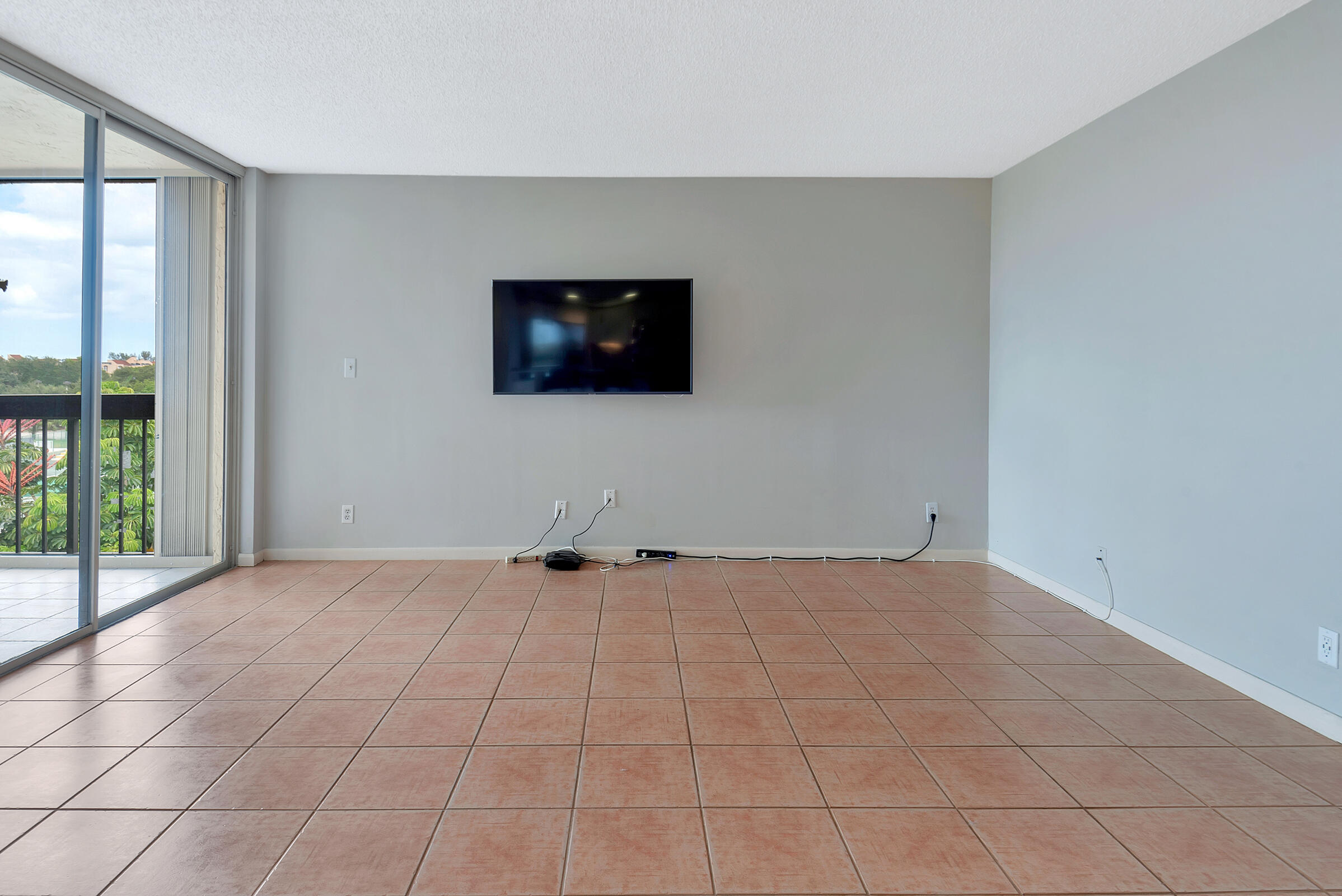 955 Dotterel Road, Unit 2410 Delray Beach, FL 33444 - Photo 10 of 48 Living room