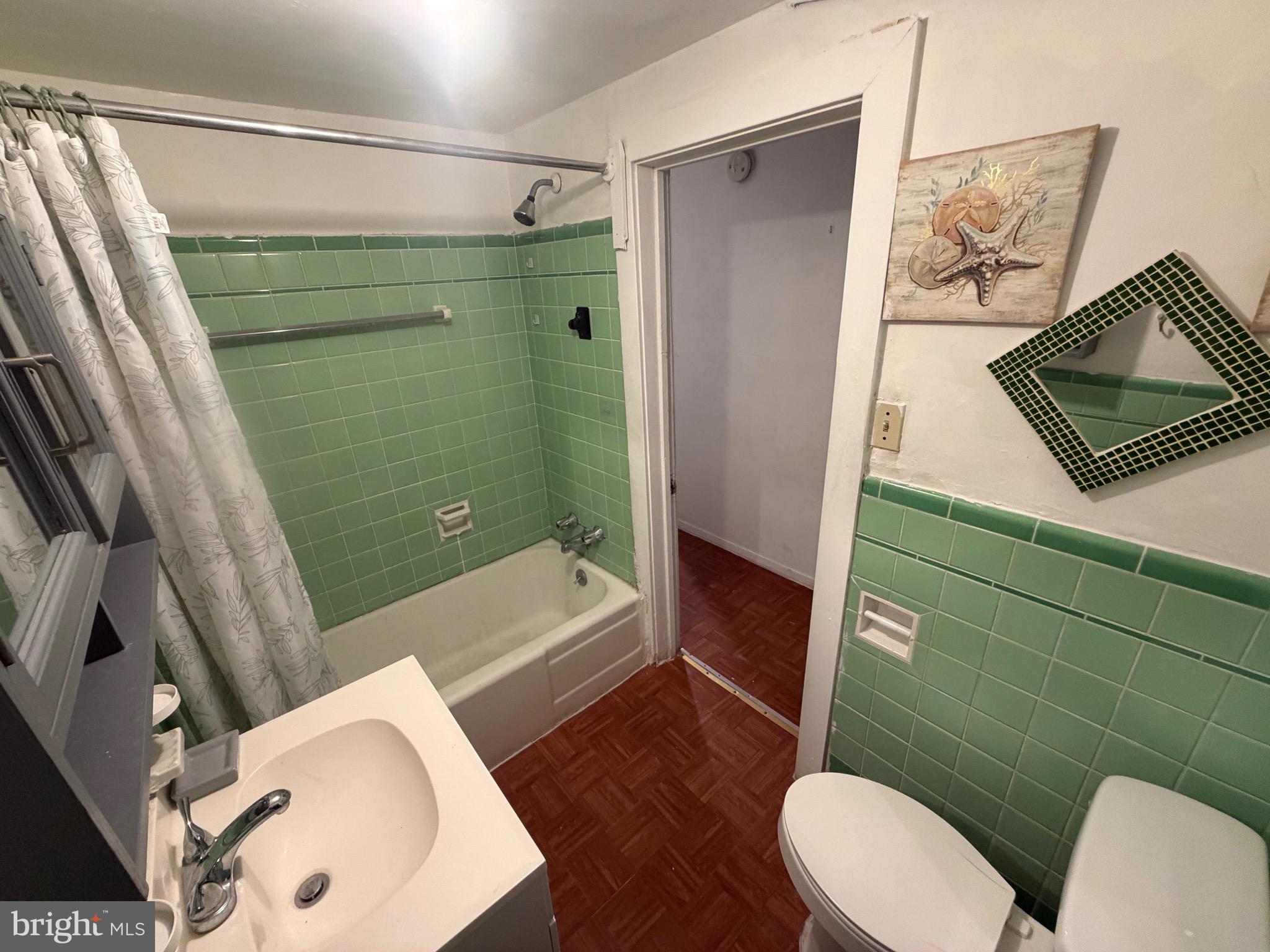 318 South 11th Street Reading, PA 19602 - Photo 13 of 21 a bathroom with a toilet a sink and bathtub