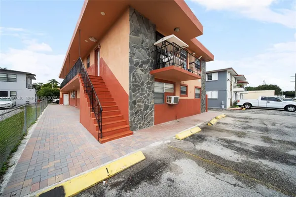 $2,000 | 40 West 4th Street, Unit 5, Hialeah, FL 33010