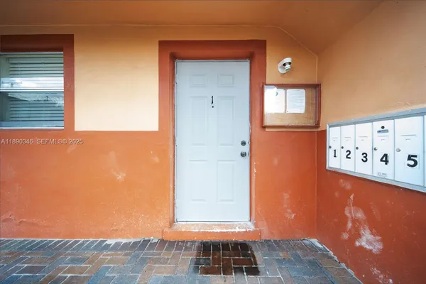 $2,000 | 40 West 4th Street, Unit 5, Hialeah, FL 33010