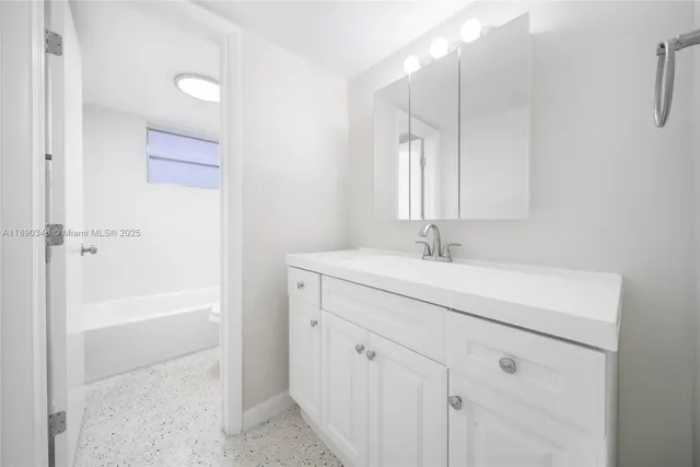 $2,200 | 40 West 4th Street, Unit 5, Hialeah, FL 33010