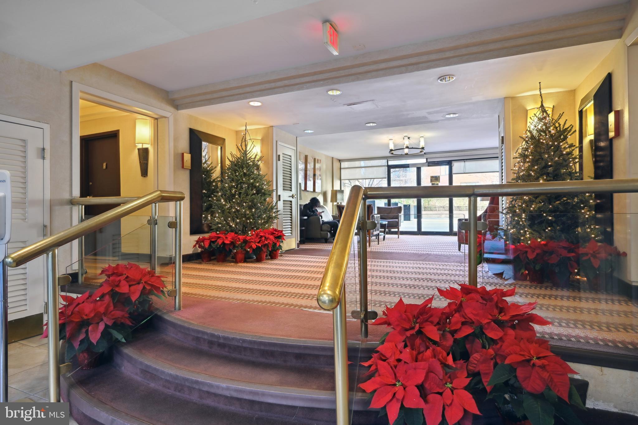 950 25th Street Northwest, Unit 814N Washington, DC 20037 - Photo 3 of 44 a view of lobby with a potted plant