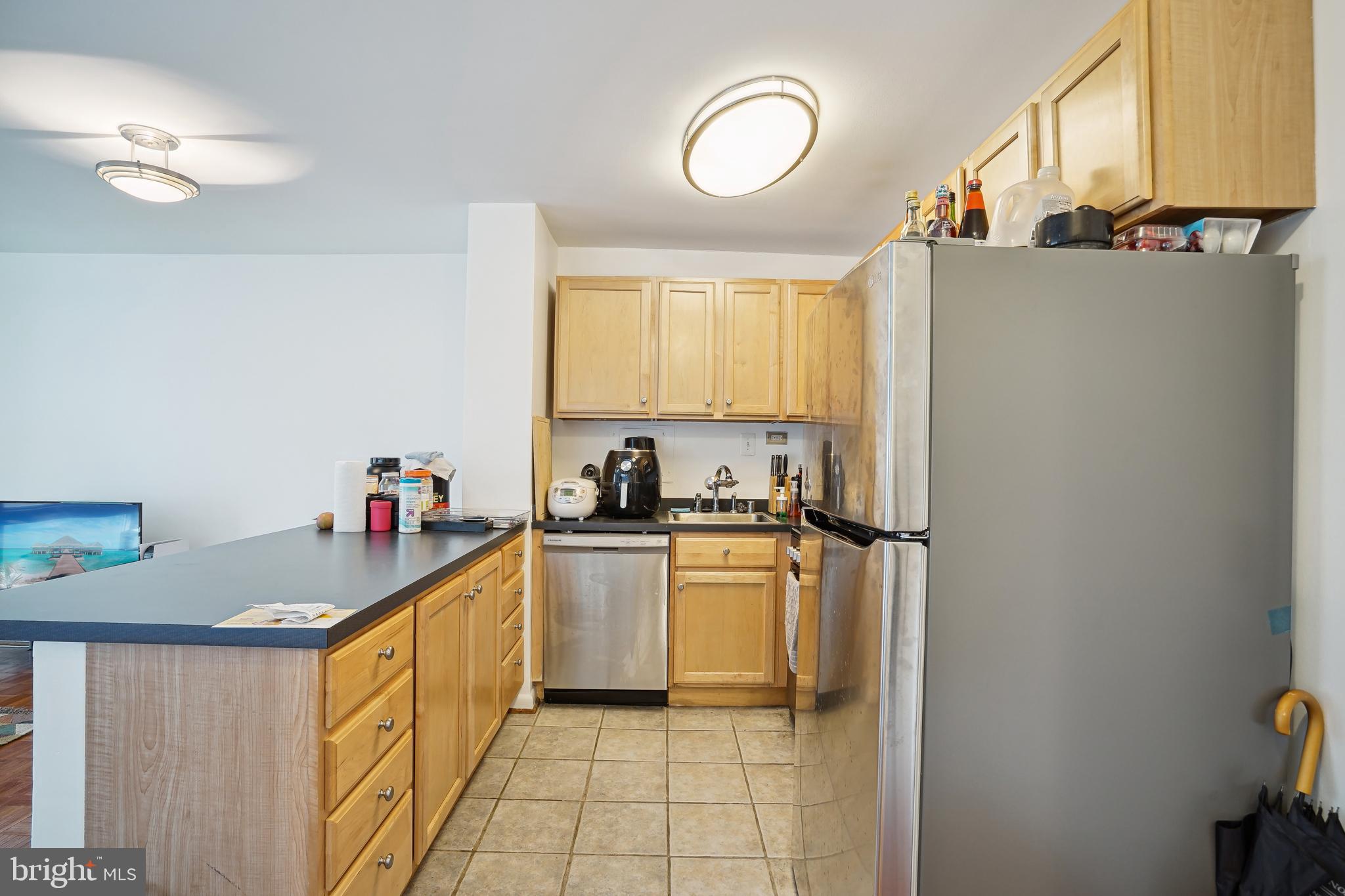 950 25th Street Northwest, Unit 814N Washington, DC 20037 - Photo 36 of 44 a kitchen with refrigerator and window