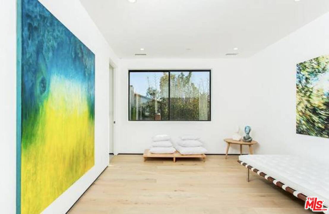 2021 Walnut Avenue Venice, CA 90291 - Photo 15 of 23 a living room with furniture and a window