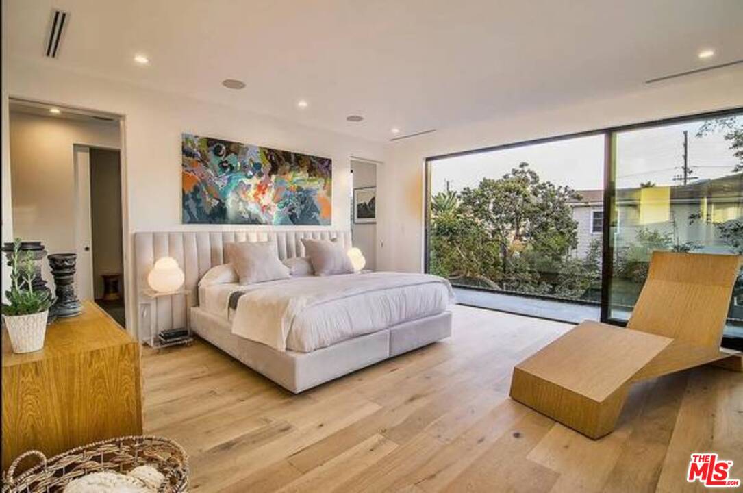 2021 Walnut Avenue Venice, CA 90291 - Photo 17 of 23 a spacious bedroom with a bed and glass window