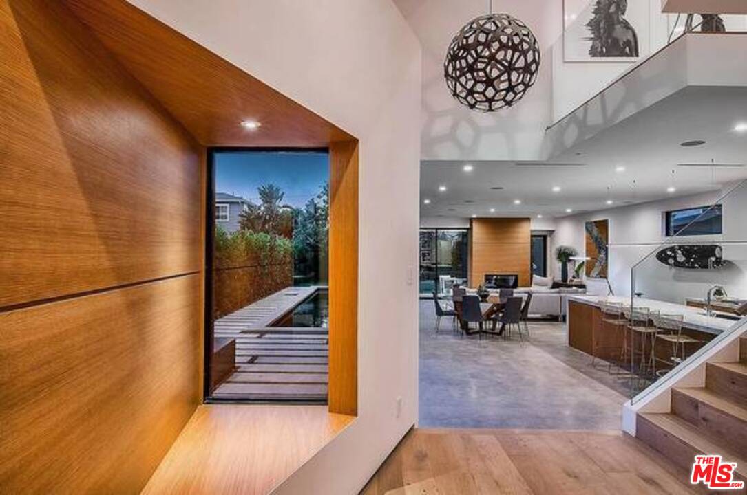2021 Walnut Avenue Venice, CA 90291 - Photo 2 of 23 a lobby with furniture and floor