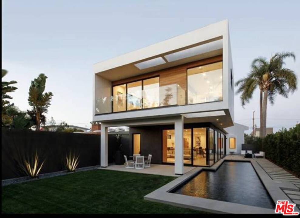 2021 Walnut Avenue Venice, CA 90291 - Photo 23 of 23 a view of swimming pool with lawn chairs and couches