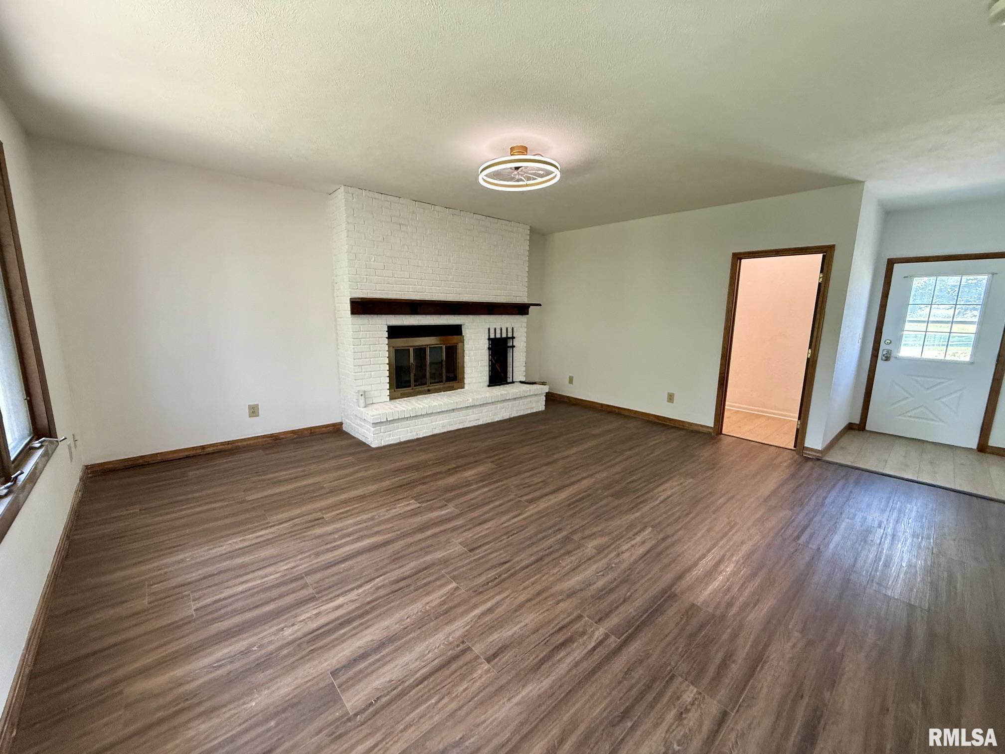 165 Birch Road Petersburg, IL 62675 - Photo 4 of 24 Gallery Image 4