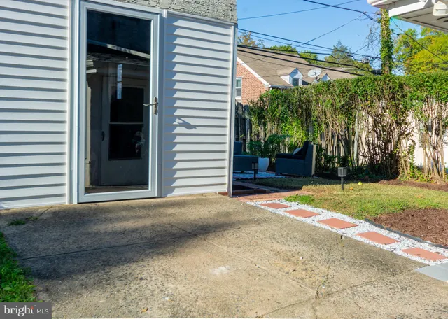 a view of a entrance door of the house