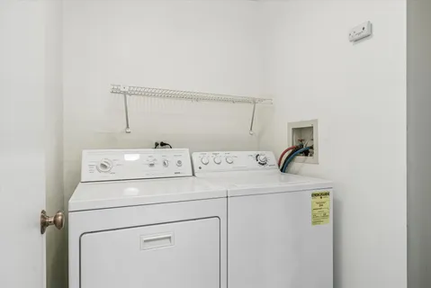 $275,000 | 826 Thornton Court, Unit 2AL, Schaumburg, IL 60193