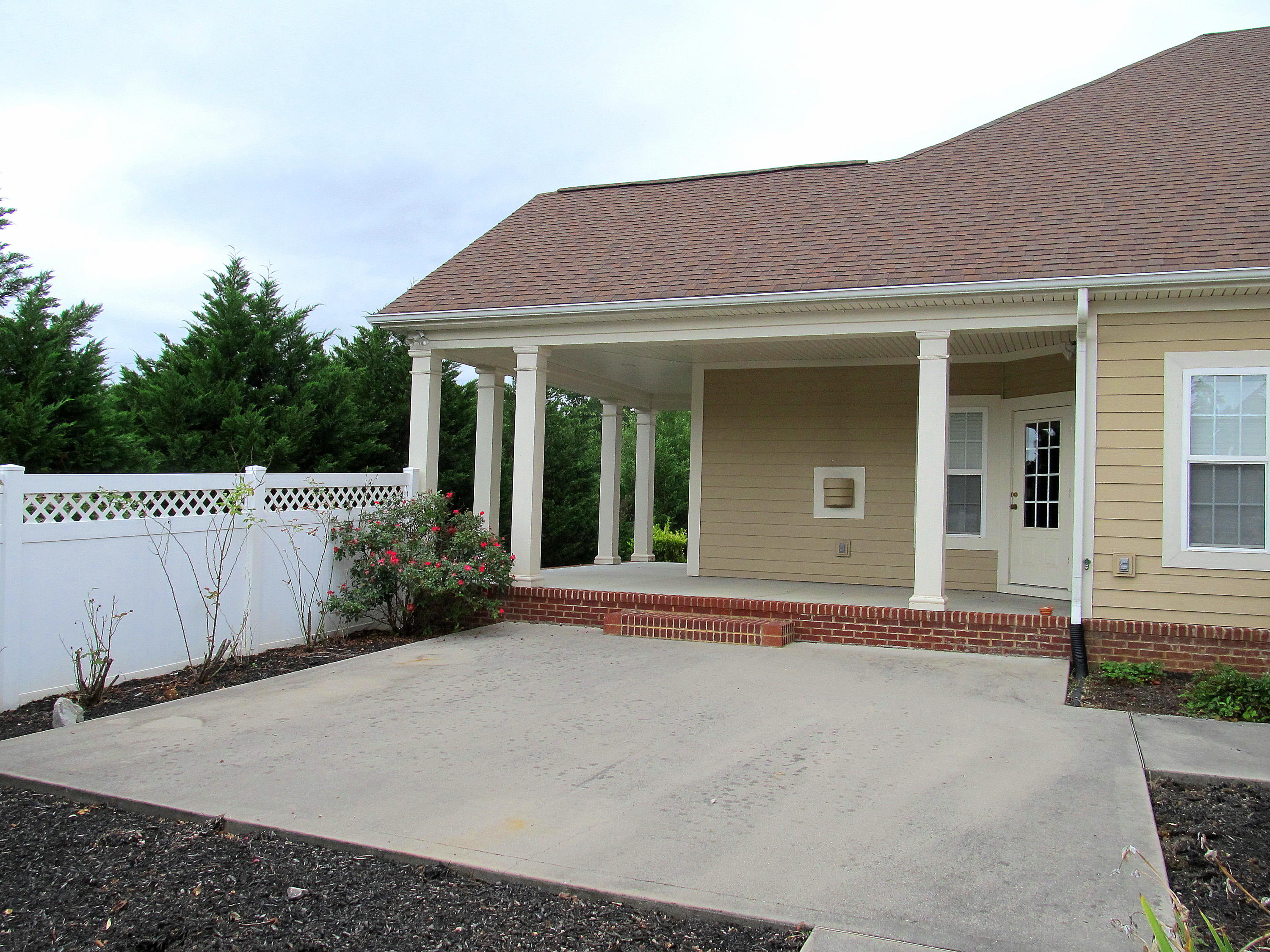139 Fallberry Street Oak Ridge, TN 37830 - Photo 4 of 40 Rear covered porch & patio