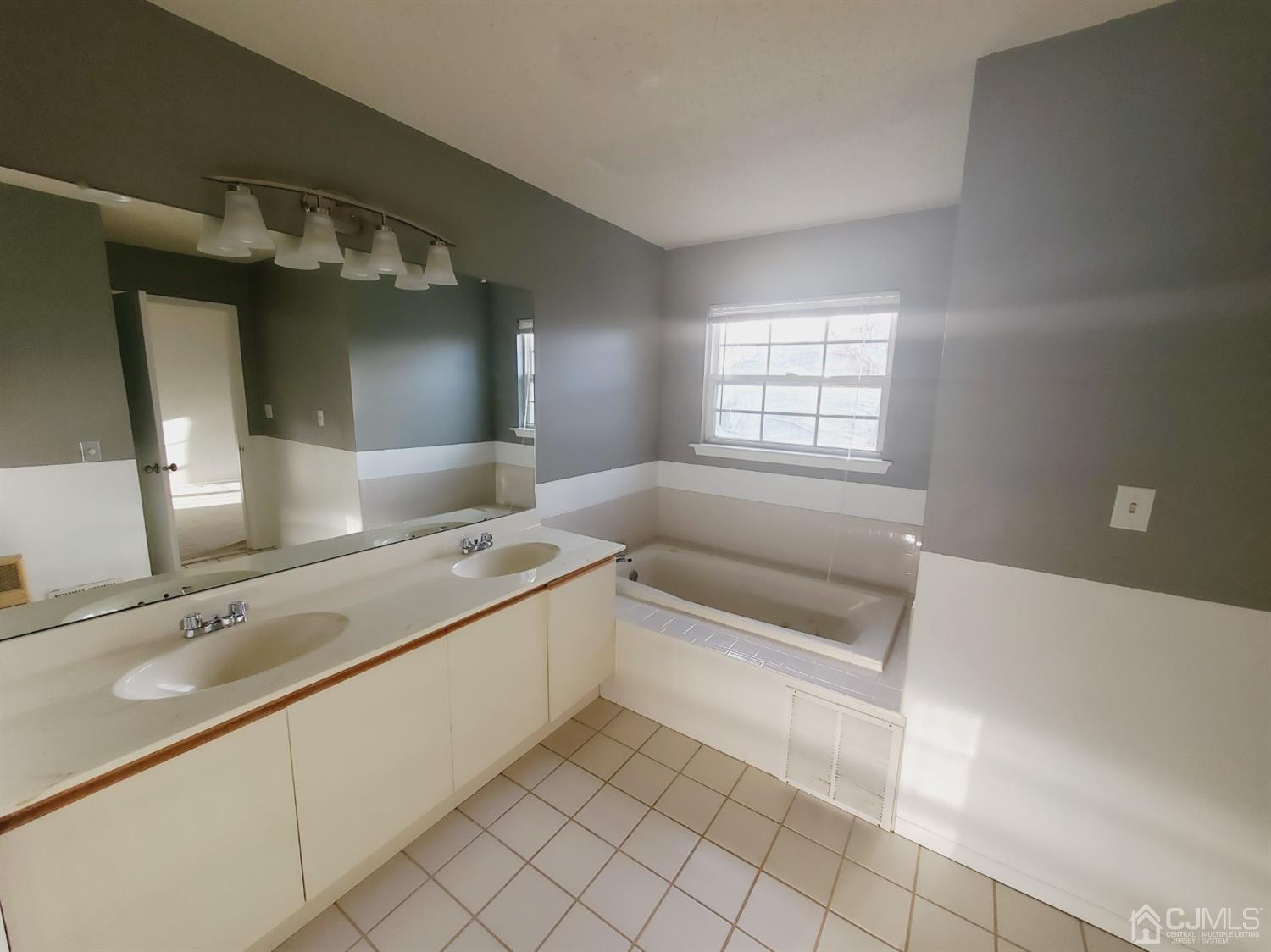 148 Nebula Road Piscataway, NJ 08854 - Photo 19 of 22 a bathroom with a bathtub sink and mirror