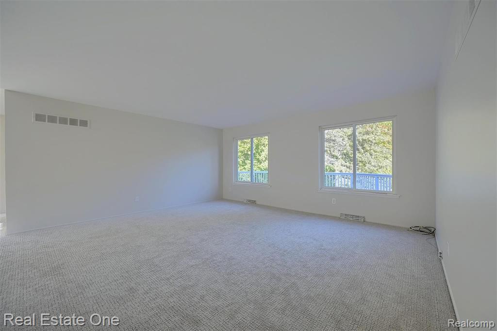 2060 Bretton Drive South Rochester Hills, MI 48309 - Photo 7 of 39