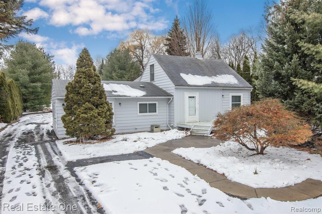 3149 Pontiac Lake Road Waterford, MI 48328 - Photo 1 of 35