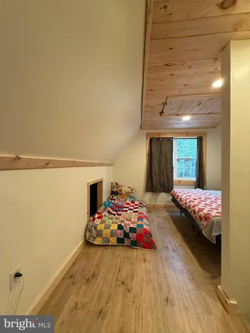 a view of livingroom with furniture