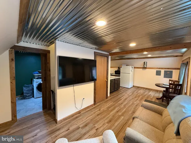 a view of front of a house with a yard