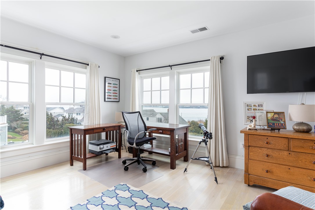 585 Wolcott Avenue Middletown, RI 02842 - Photo 26 of 49