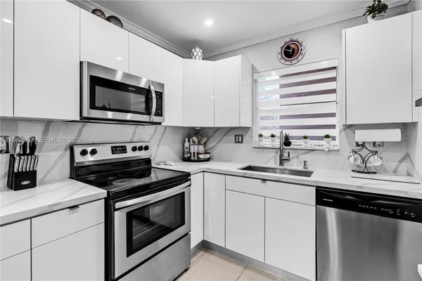 $2,800 | 13715 Kendale Lakes Circle, Unit A304, Miami, FL 33183