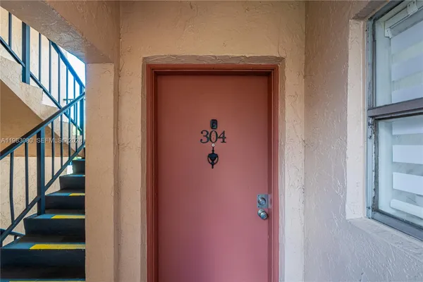 $2,800 | 13715 Kendale Lakes Circle, Unit A304, Miami, FL 33183