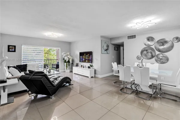 $2,800 | 13715 Kendale Lakes Circle, Unit A304, Miami, FL 33183