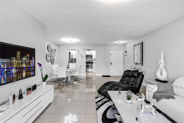 $2,800 | 13715 Kendale Lakes Circle, Unit A304, Miami, FL 33183