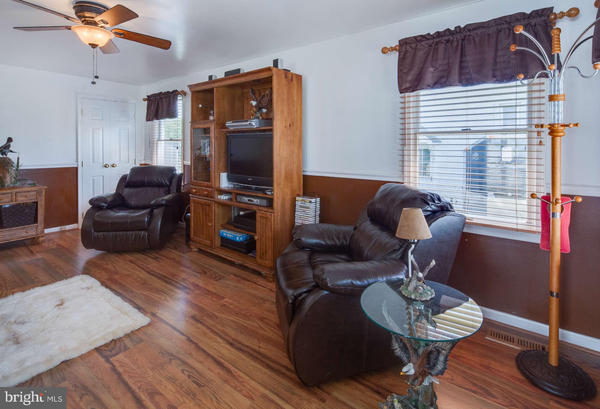 3217 Lynch Road Baltimore, MD 21219 - Photo 9 of 29 Living Room