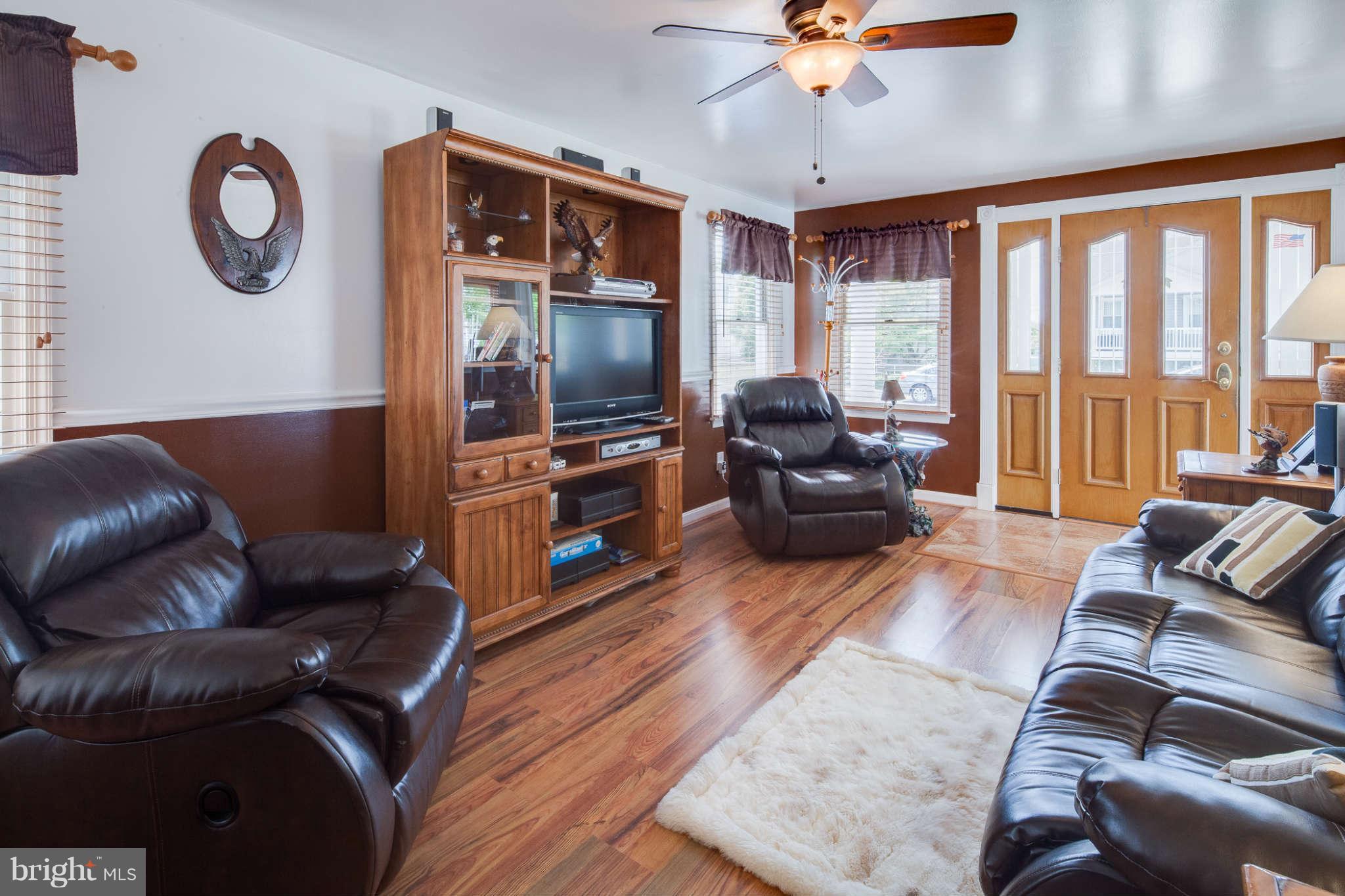 3217 Lynch Road Baltimore, MD 21219 - Photo 10 of 29 Living Room
