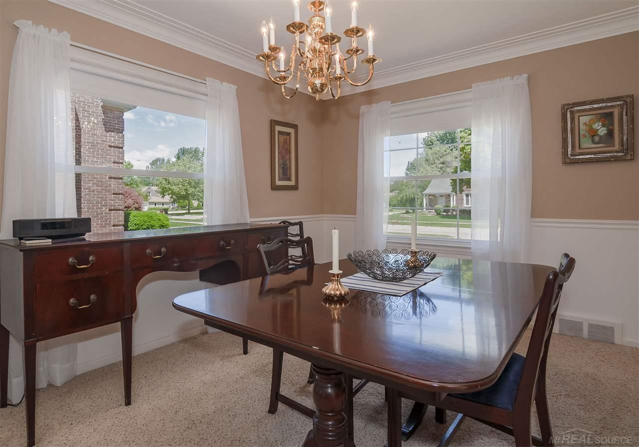 1133 Roslyn Road Grosse Pointe Woods, MI 48236 - Photo 8 of 39