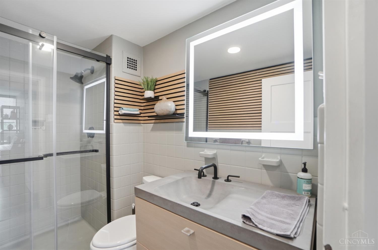 2324 Madison Road, Unit 303 Cincinnati, OH 45208 - Photo 25 of 33 2nd full bathroom