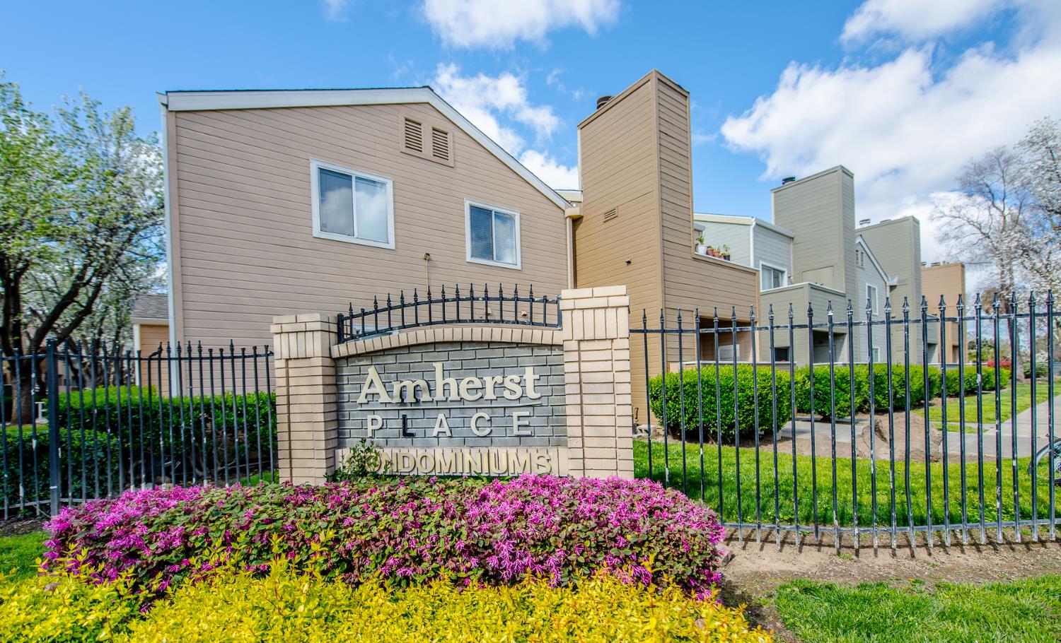 1019 Dornajo Way, Unit 244 Sacramento, CA 95825 - Photo 35 of 41 a front view of a house with a garden