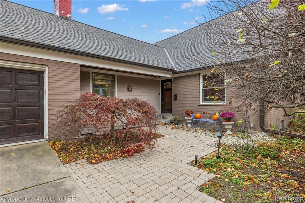 1648 Yorkshire Road Birmingham, MI 48009 - Photo 4 of 45