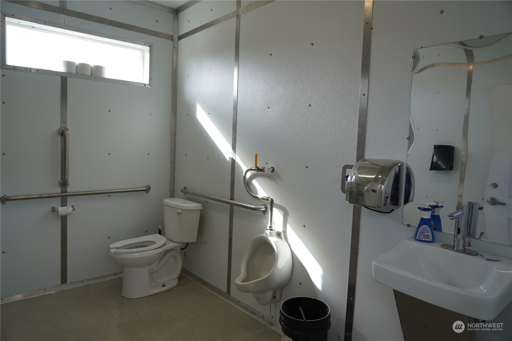 630 Chinook Valley Road Long Beach, WA 98631 - Photo 20 of 27 a bathroom with a toilet and a sink
