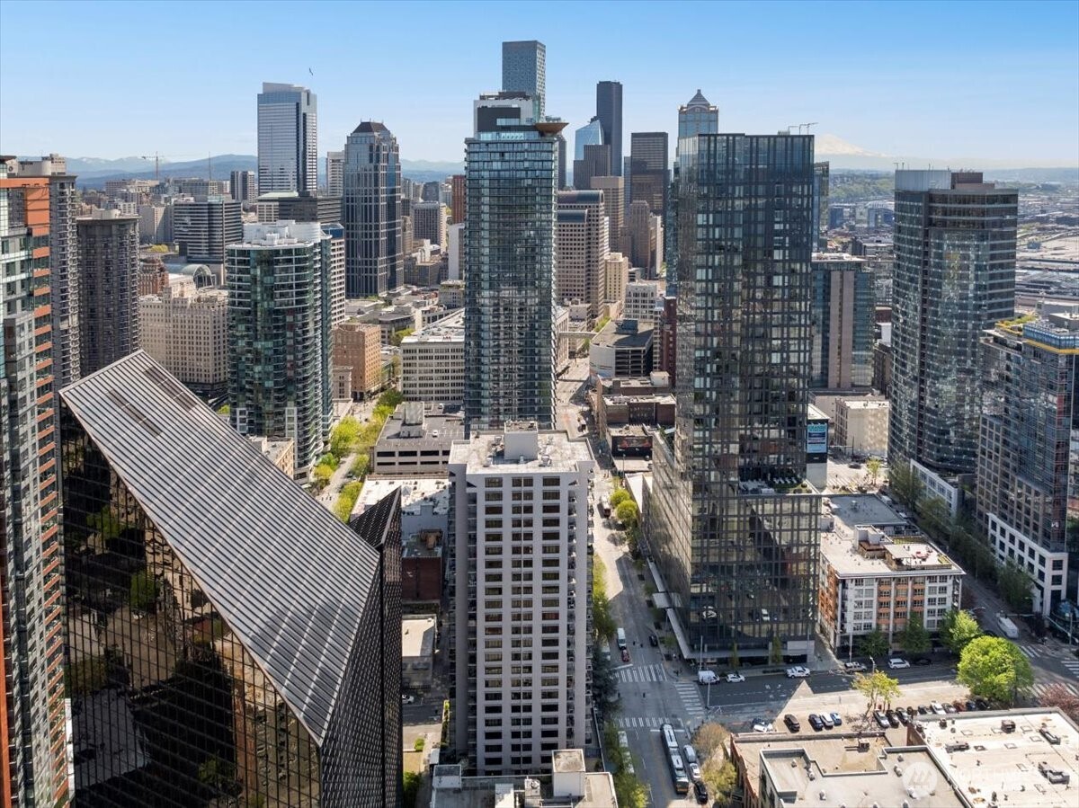 2100 3rd Avenue, Unit 2505 Seattle, WA 98121 - Photo 39 of 40 a view of city with balcony