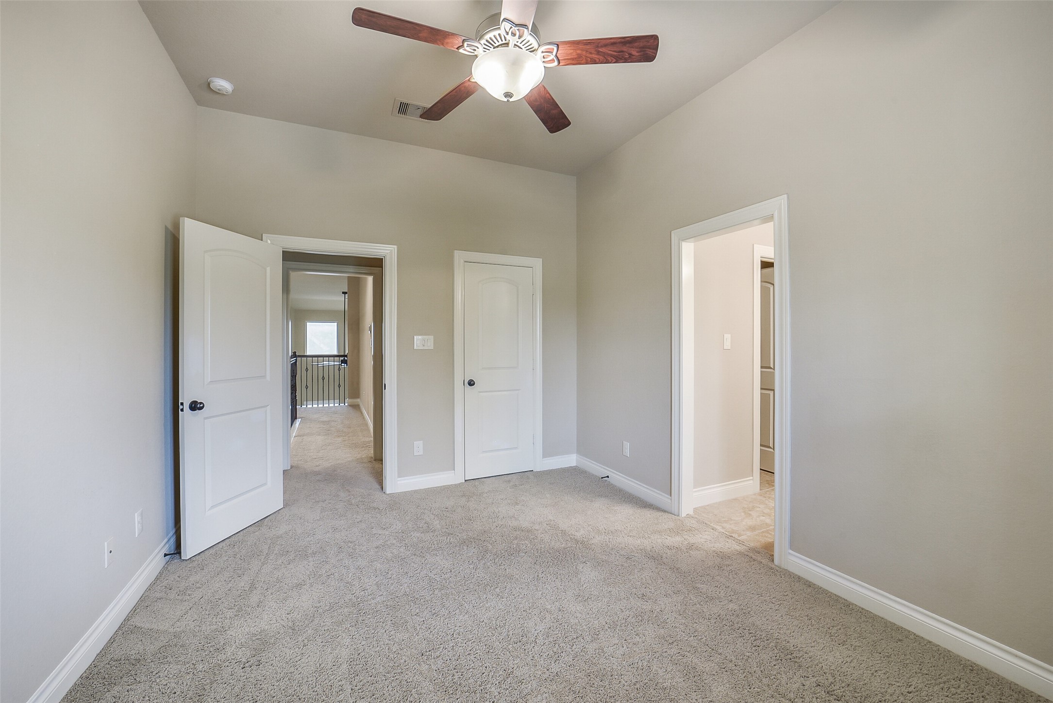 6413 Delta Crossing Court Rosenberg, TX 77471 - Photo 35 of 46 an empty room with closet and a chandelier fan