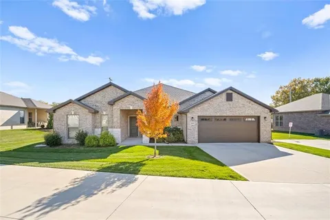 $525,000 | 23939 West 82nd Street, Lenexa, KS 66227