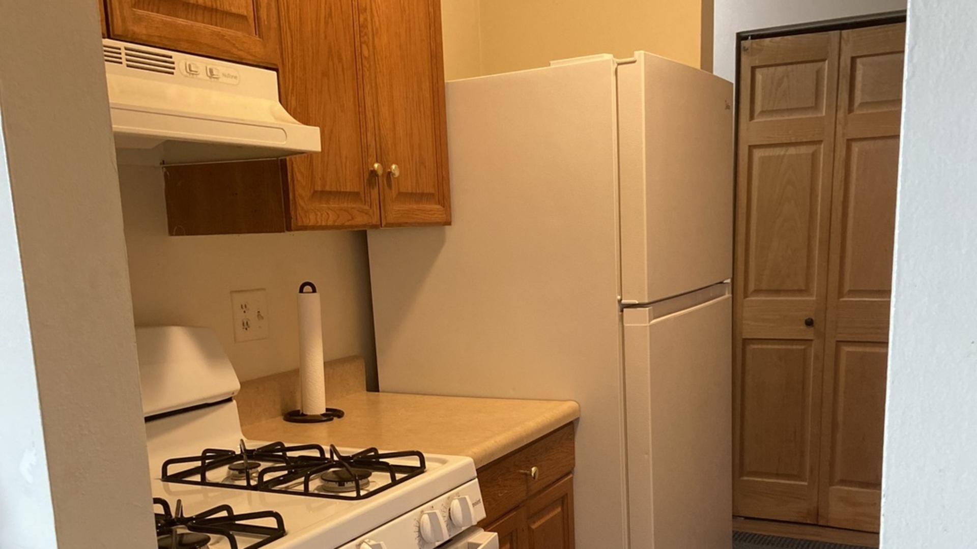 889 Trace Drive, Unit 210 Buffalo Grove, IL 60089 - Photo 5 of 9 a kitchen with a refrigerator and a stove