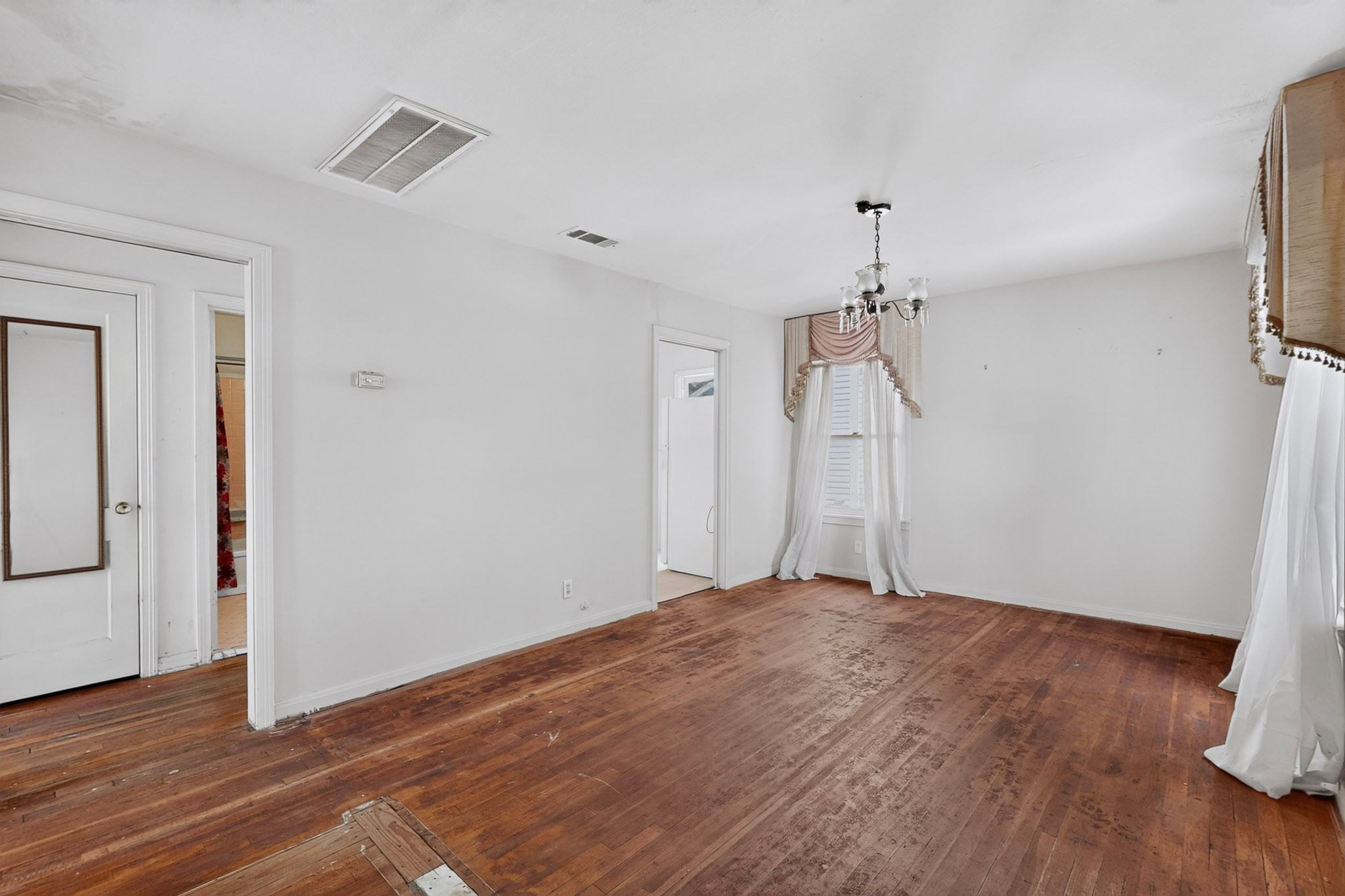 4703 Leslie Avenue Austin, TX 78721 - Photo 5 of 34 Timeless hardwood floors and ample natural light fill this inviting living space.